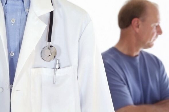 ārsts un pacients ar infekciozu prostatītu